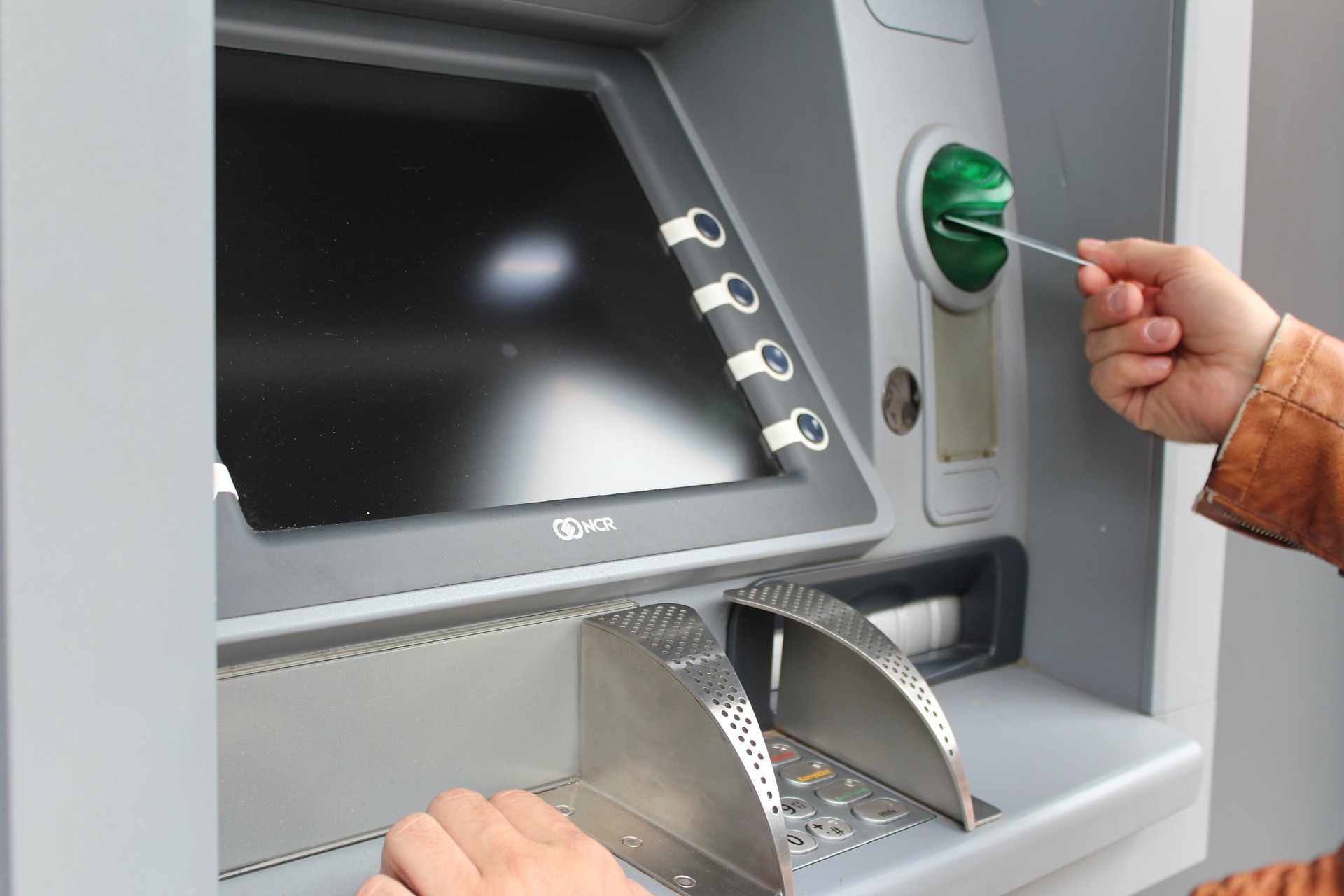 Chuyển tiền nhanh gọn qua thẻ ATM 